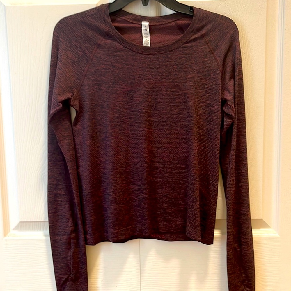 Lululemon Swiftly Tech Race
Length rouge/black Long Sleeve tee sz. 8